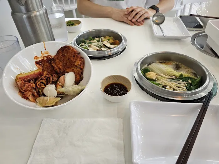 Bomdama Shabu Shabu Hot Pot (봄담아 샤브샤브) Picture 2