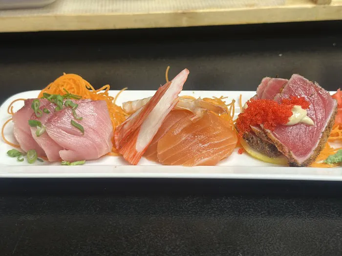 iKura Sushi Bar & Grill Picture 2
