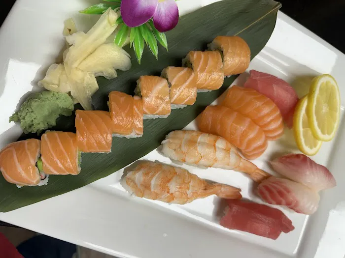 iKura Sushi Bar & Grill Picture 7