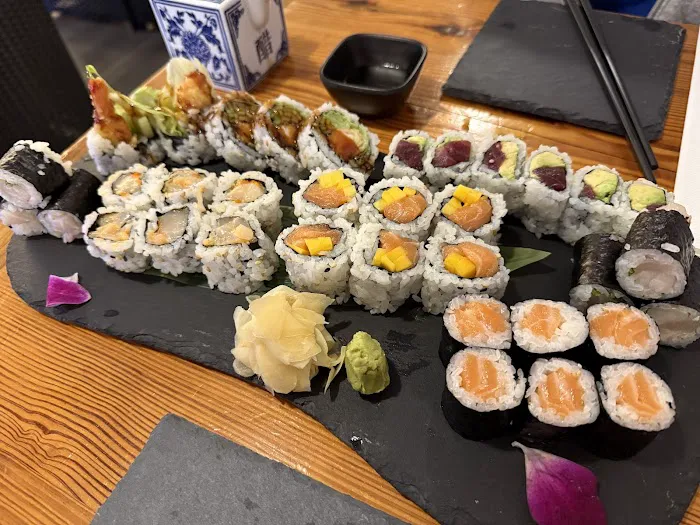 Akina sushi Picture 3