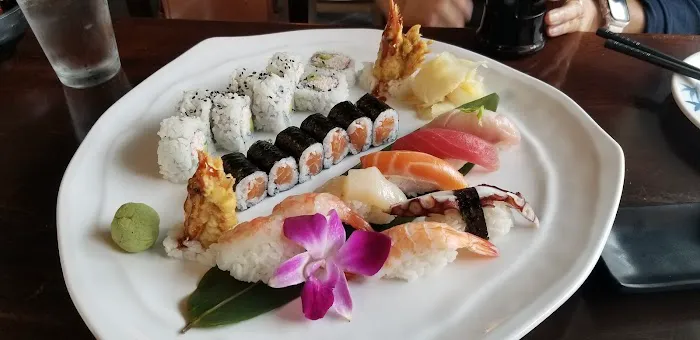 Asaka Sushi Bar & Cocktail Lounge Picture 1