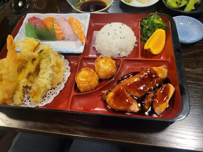 Momo Sushi Japanese Cuisine Picture 5