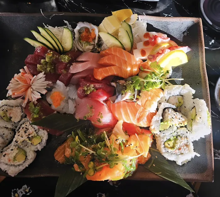 AZA SUSHI & BISTRO Picture 9