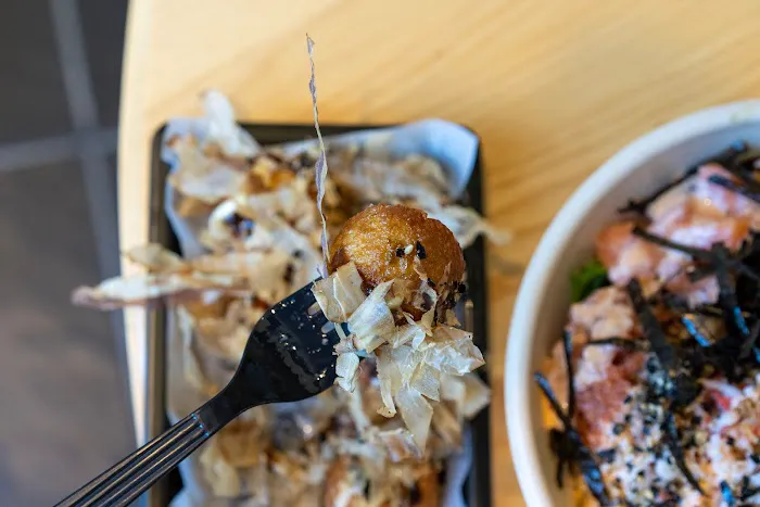 DOMOISHI ramen-poke-tea-wings Picture 1