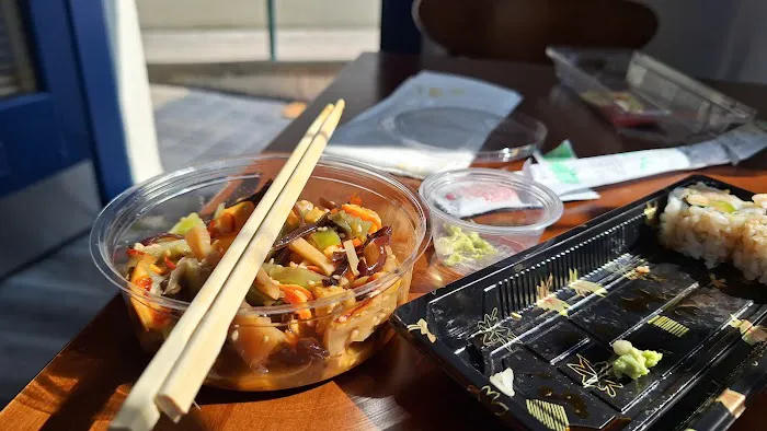 Sun Sun Sushi Shop Picture 5