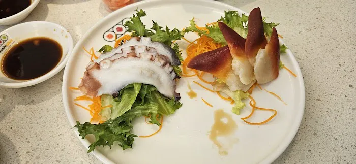 Sushi Plus Rotary Sushi Bar - Chinatown Picture 3