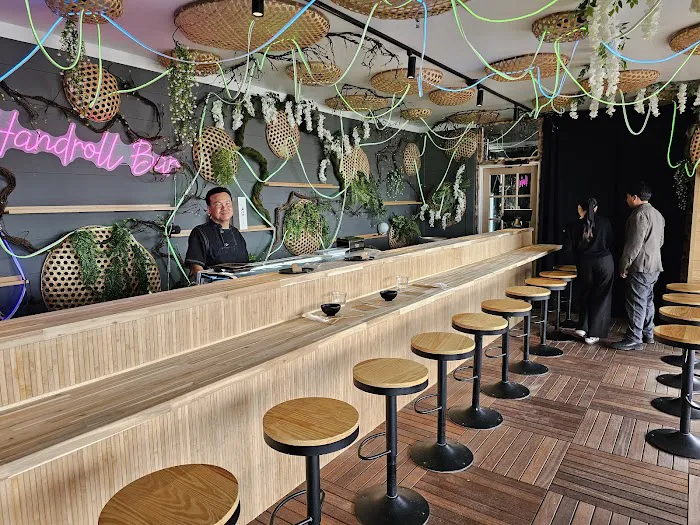 Jak Handroll Bar Picture 4