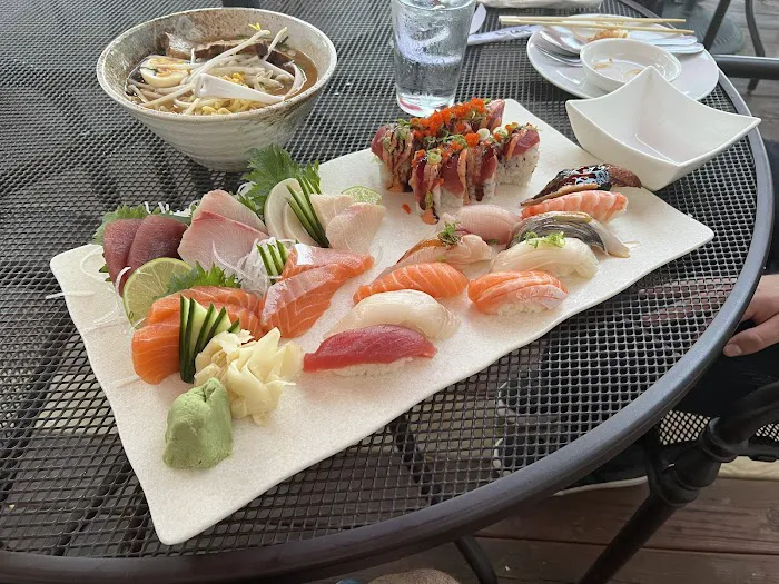 Red Bar Sushi and Best Thai Kitchen Picture 7