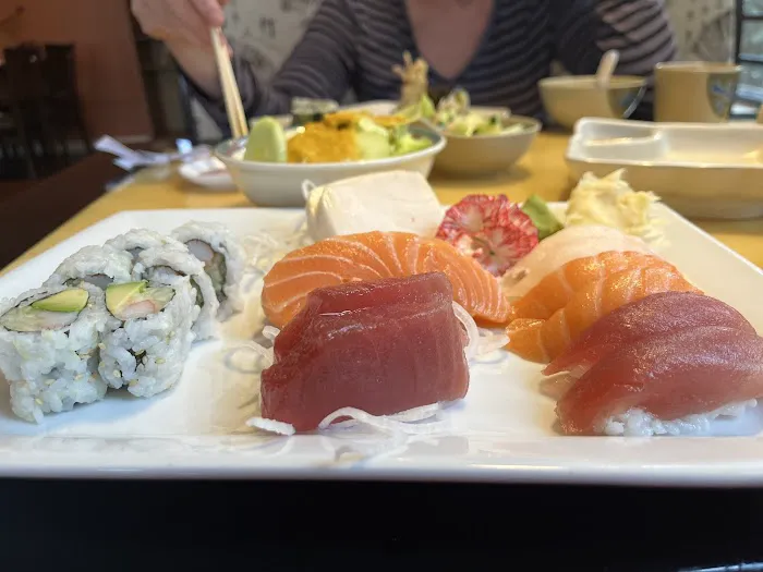 Akitas Sushi Picture 4