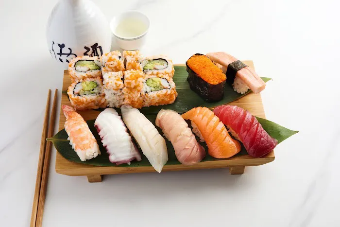 Lakeview Pearl Sushi Bar & Asian Bistro Picture 4