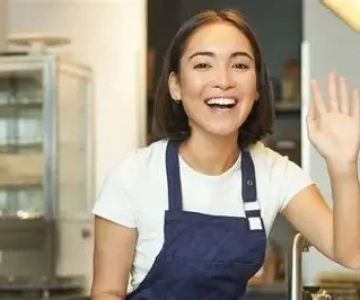 How Do You Say Hello in a Japanese Restaurant Setting?