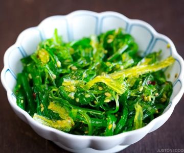 How to Make Japanese Restaurant Seaweed Salad at Home