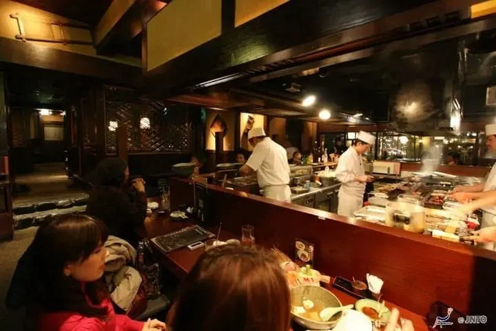 How to Describe a Restaurant in Japanese: Expressions and Examples
