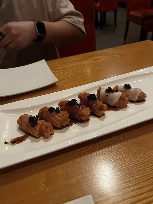 Raku Sushi & Lounge Picture 4