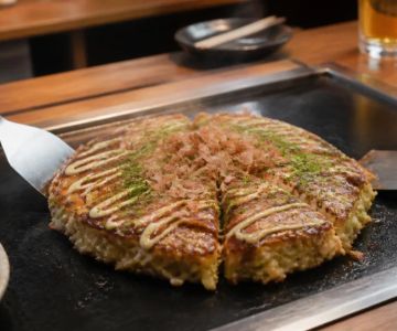 Okonomiyaki Guide: Styles, Toppings, and Table Etiquette